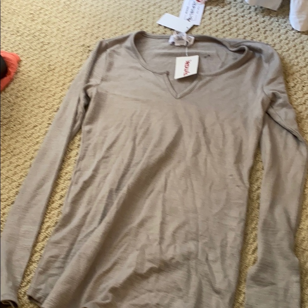 Grey t shirt